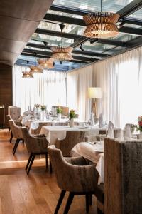 Gallbrunn朗格斯霍夫穆尔酒店的用餐室设有桌椅和窗户。