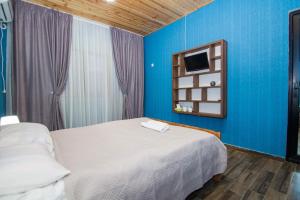 安布罗劳里ციბენა • Tsibena的卧室配有白色的床和蓝色的墙壁