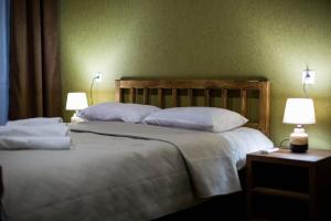 安布罗劳里ციბენა • Tsibena的一间卧室配有两张带白色枕头和两盏灯的床。