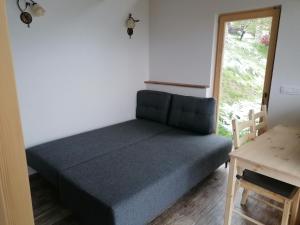 克拉尼Pr' Končovc的一间卧室配有一张床、一张桌子和一个窗户。