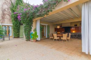 布格Buger - 3070 Mallorca的庭院配有桌椅和紫色鲜花