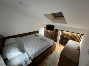 尼什LiboroApartments的一间小卧室,配有床和窗户