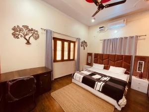德拉敦Stayble Homestay的一间卧室配有一张床、一张书桌和一个窗户。