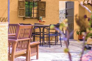 卡尔佩Villa Paradise by Abahana Villas的庭院配有桌椅和窗户。