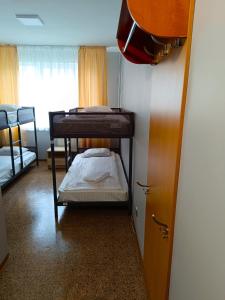 里加Sofijas Rooms的一间小房间,内设两张双层床