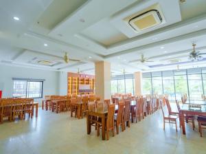 岑山UFJ HOTEL Sầm Sơn的用餐室配有木桌和椅子