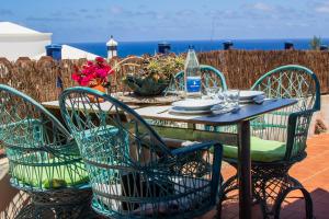 TabayescoEco Casa Salitre,Montaña, Campo y Playa的桌椅,享有海景