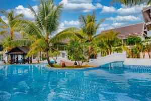 琅勃拉邦Manyo Hotel and Resort的棕榈树度假村的游泳池