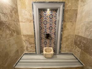 恰乌辛Cappadocia Fairy Tale Suites的浴室配有淋浴和卫生间。