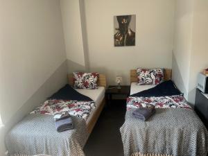 希奥利艾Šiauliu apartamentai的双床间设有2张单人床。
