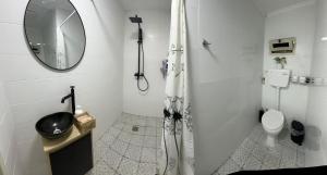 贝特谢安נופש בעמק的带淋浴和卫生间的白色浴室