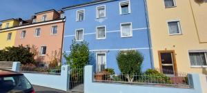 霍夫Ferienwohnung in Hof Saale的一排建筑中的蓝色房子