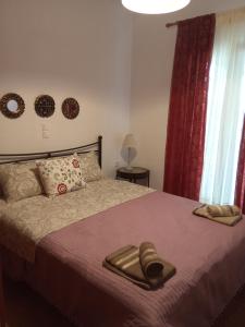 PóndiAphrodite studio的一间卧室配有一张带红色窗帘的大床