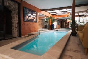 索尔格河畔利勒阿提秀酒店的大楼内一个蓝色的大型游泳池