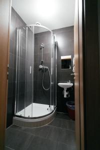 布拉格Hostel Mandarinka的带淋浴和盥洗盆的浴室
