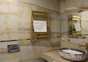 伊斯坦布尔Aram Otel Business & Luxury的一间带水槽和卫生间的浴室