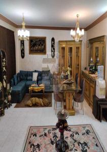 阿莱曼فيلا رائعه في الساحل الشمالي مارينا 6 اطلاله بحر的客厅配有蓝色的沙发和桌子