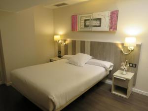 利亚内斯帕尔马利亚内斯酒店的卧室配有一张白色大床和两个灯