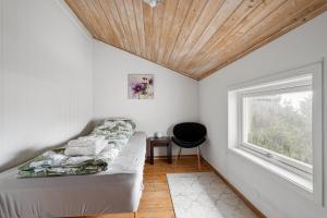 特罗姆瑟Boukersen Heim的一间卧室设有一张床和一个窗口