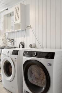 特罗姆瑟Boukersen Heim的厨房配有白色洗衣机。