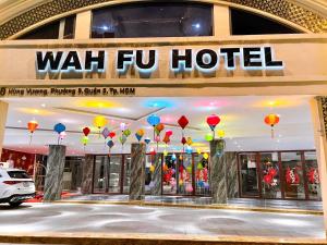 胡志明市Wah Fu Hotel的前面有气球的瓦夫酒店