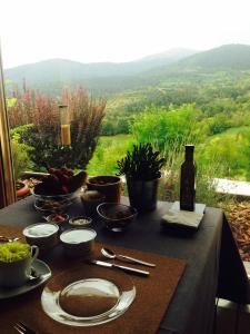 Bonansa博南萨特拉酒店的一张带食物的桌子,享有山景