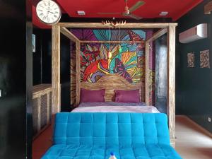 勒克瑙The Nest Lucknow的一间卧室配有一张壁画床
