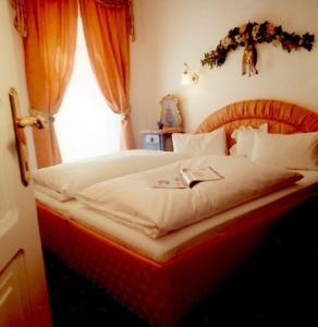 蒂罗尔州圣约翰格劳施鲁索公寓的卧室内的一张大床,设有窗户