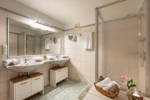 蒂罗尔州圣约翰Hochfeldalm的一间带水槽和淋浴的浴室