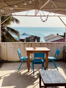 桑给巴尔Balcony House的海景露台上的桌椅