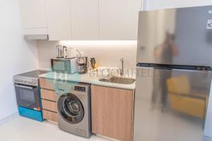 阿布扎比Stylish Studio In Thalassa的厨房配有洗衣机和洗衣机。