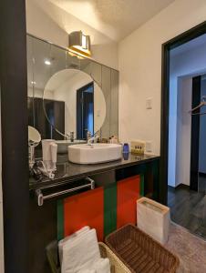 松山瀬戸内リゾートホテル的一间带水槽和镜子的浴室