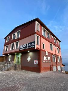 ErkizanAhlat 1071 Otel&Restaurant的建筑的侧面有标志