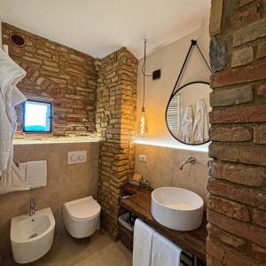 圣吉米纳诺佩德里贝拉维斯塔酒店的石质浴室设有两个水槽和镜子