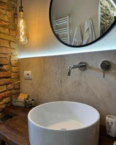 圣吉米纳诺佩德里贝拉维斯塔酒店的浴室设有白色水槽和镜子