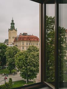 利沃夫Grand Hotel Lviv Casino & Spa的从窗户可欣赏到建筑的景色