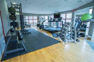 隆德斯堪迪克星之隆德酒店的一间健身房,里面配有跑步机和机器