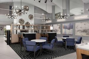 怀俄米兴沃密斯瑞丁希尔顿惠庭套房酒店 的一间配备有桌子和蓝色椅子的用餐室