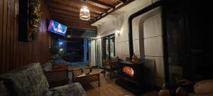 萨潘贾ihlamur konağı Junior villas的客厅设有壁炉和电视。