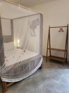 南威Babalao Bungalows的一间卧室配有带蚊帐的床