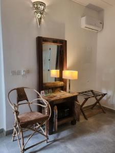 南威Babalao Bungalows的客房设有带椅子和镜子的书桌