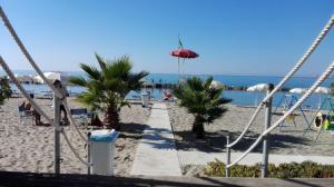 福尔米亚A Casa Scipione的棕榈树和小径的沙滩
