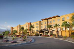大教堂城Homewood Suites by Hilton Cathedral City Palm Springs的棕榈树建筑前的一条空街道