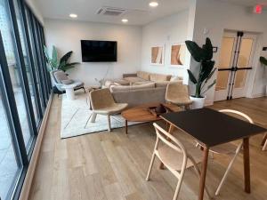 伯明翰Urban Luxe Studio的客厅配有沙发和桌椅