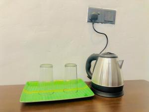 阿鲁甘湾Crocotopond的茶壶和桌子上的两杯