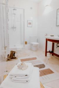 LézignanLes Perséides的浴室设有两张白色毛巾,放在桌子上