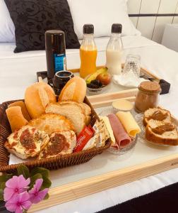 里约达欧特拉斯Residencial Costa Mar的床上的面包和其他食物托盘
