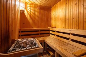 伯伊莱图什纳德Fortuna Eco - Boutique Hotel的木制桑拿浴室,内设带原木的大浴缸
