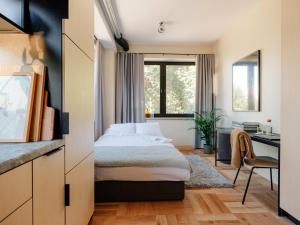 塔林Stereo House by Larsen的配有一张床和一张书桌的酒店客房
