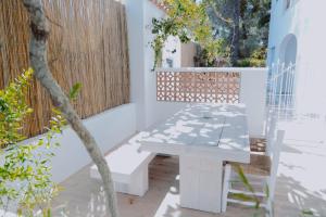圣安东尼奥湾伊比萨秘密绿洲公寓 - 仅限成人入住的庭院内带围栏的野餐桌
